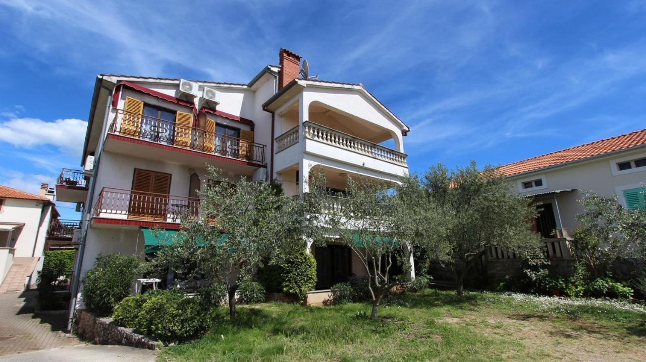 Apartments And Rooms Jelka Малинска Екстериор снимка