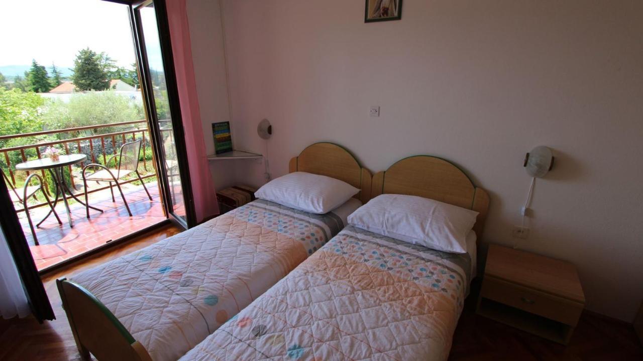 Apartments And Rooms Jelka Малинска Екстериор снимка
