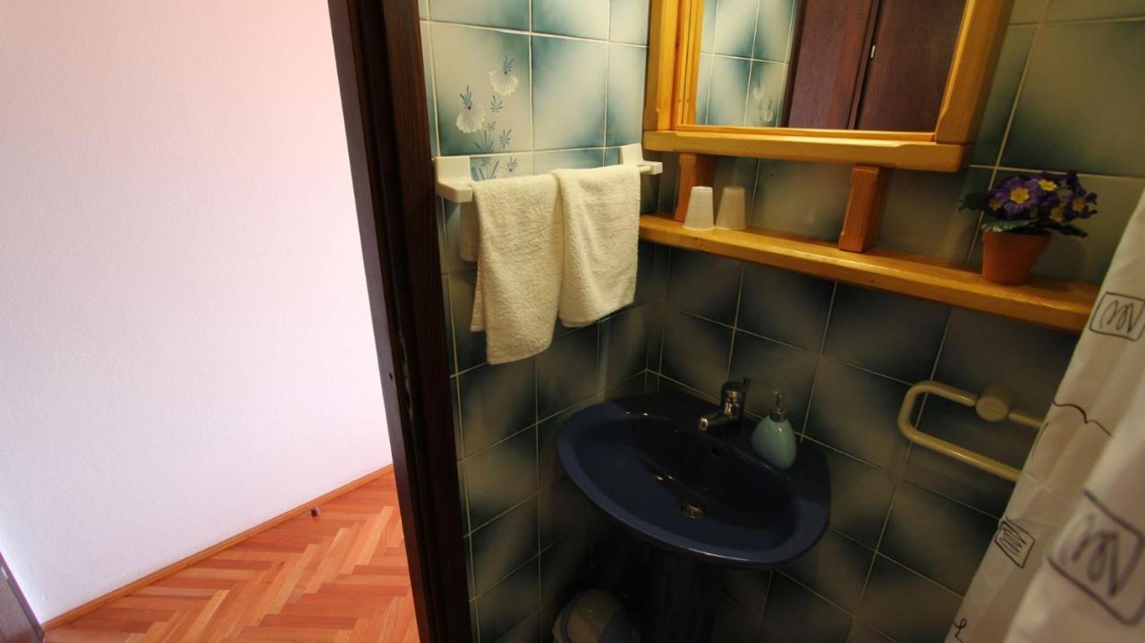 Apartments And Rooms Jelka Малинска Екстериор снимка