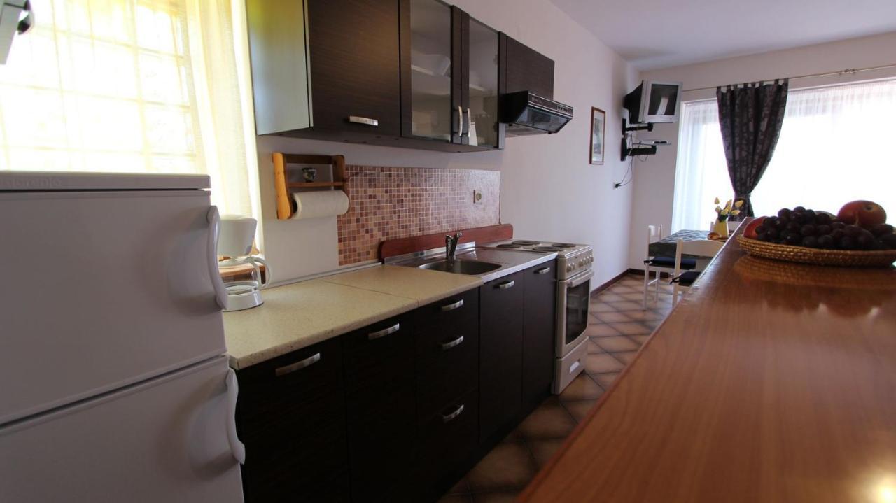 Apartments And Rooms Jelka Малинска Екстериор снимка