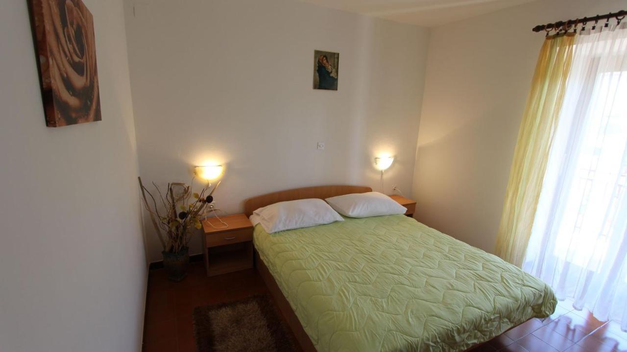 Apartments And Rooms Jelka Малинска Екстериор снимка