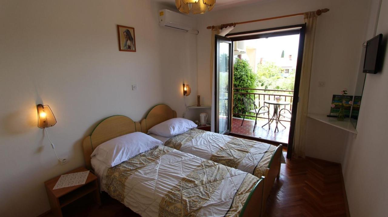 Apartments And Rooms Jelka Малинска Екстериор снимка