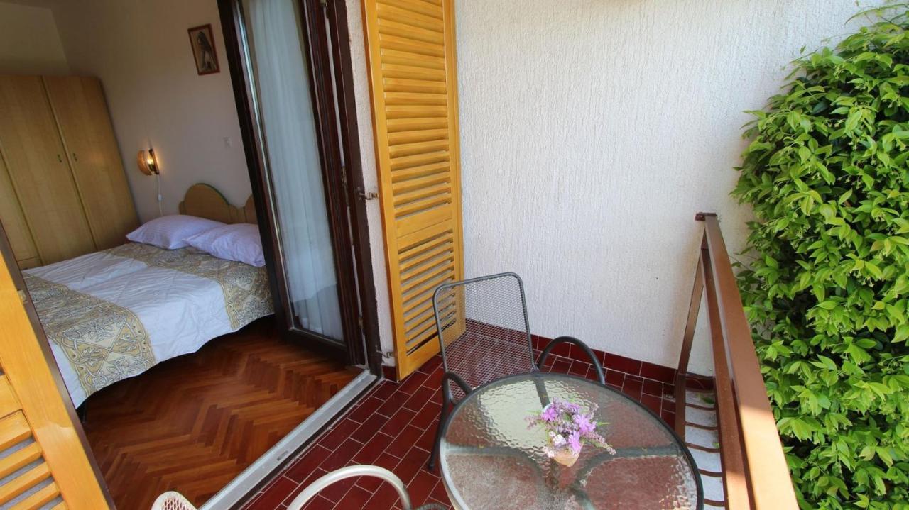Apartments And Rooms Jelka Малинска Екстериор снимка