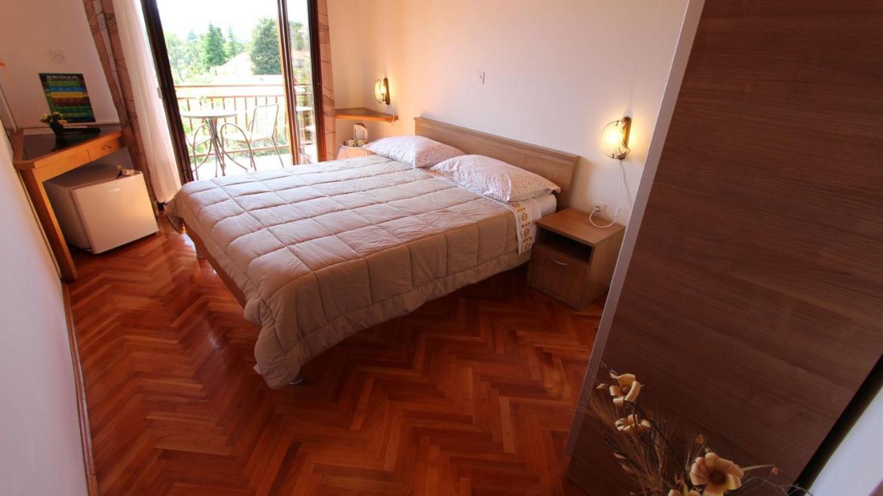 Apartments And Rooms Jelka Малинска Екстериор снимка