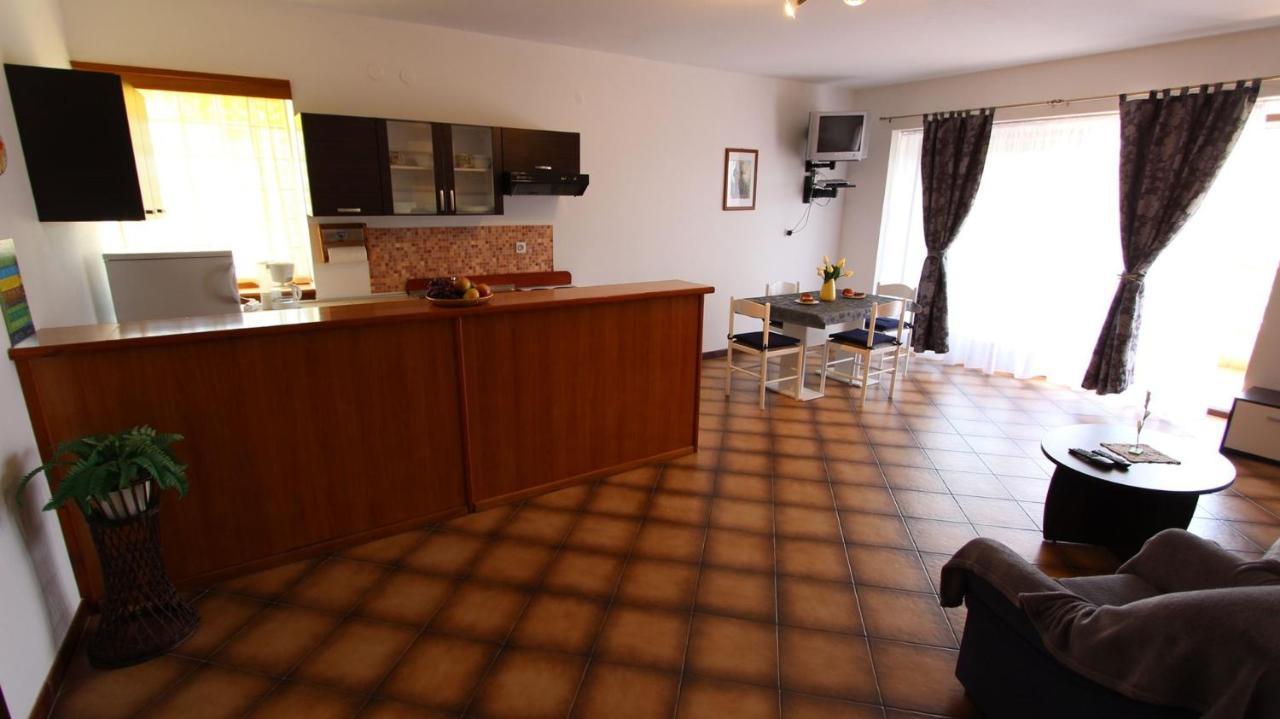 Apartments And Rooms Jelka Малинска Екстериор снимка