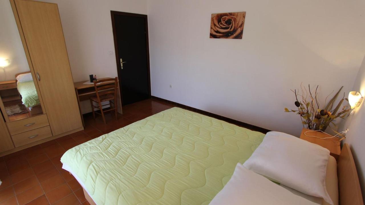 Apartments And Rooms Jelka Малинска Екстериор снимка