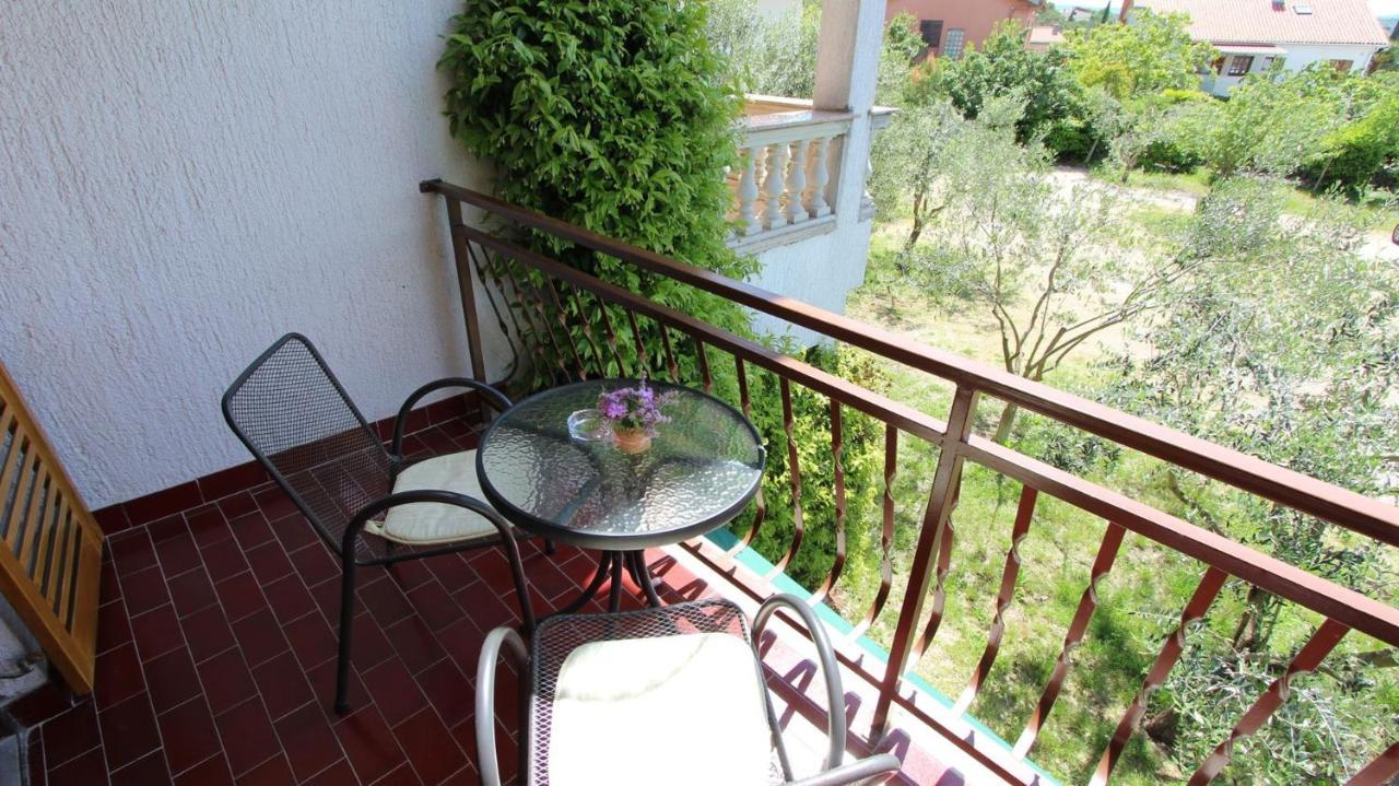 Apartments And Rooms Jelka Малинска Екстериор снимка