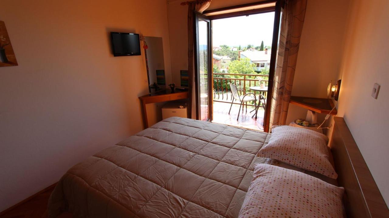 Apartments And Rooms Jelka Малинска Екстериор снимка