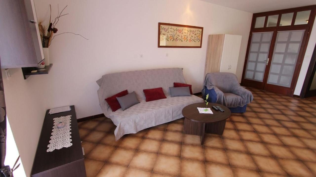Apartments And Rooms Jelka Малинска Екстериор снимка