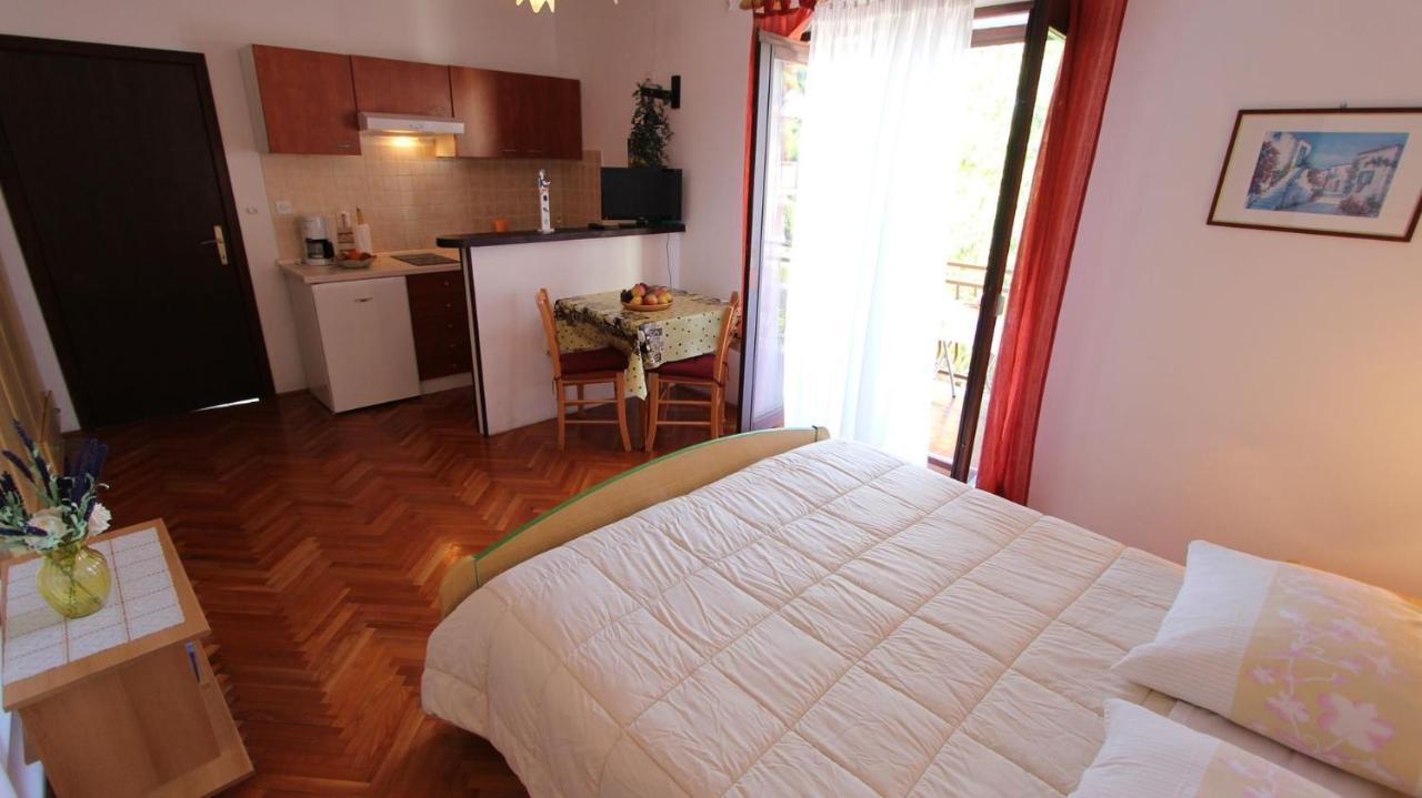 Apartments And Rooms Jelka Малинска Екстериор снимка