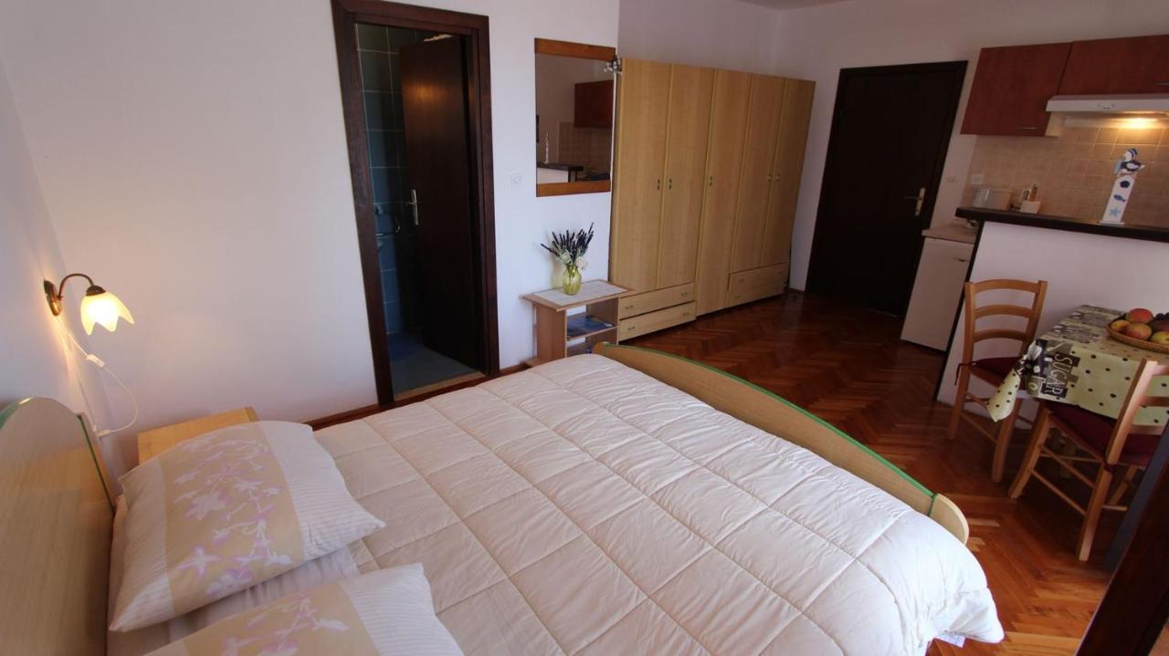 Apartments And Rooms Jelka Малинска Екстериор снимка