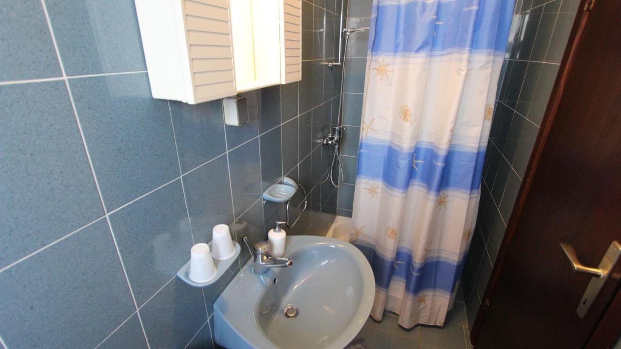Apartments And Rooms Jelka Малинска Екстериор снимка