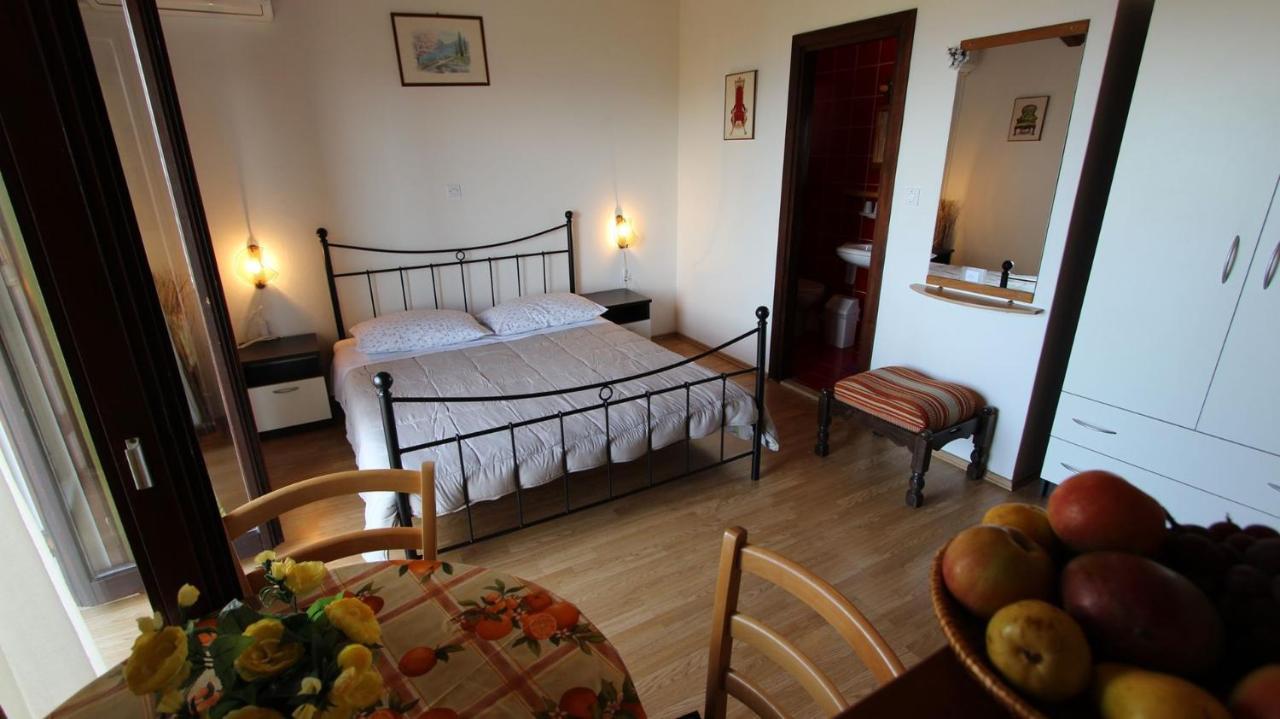 Apartments And Rooms Jelka Малинска Екстериор снимка