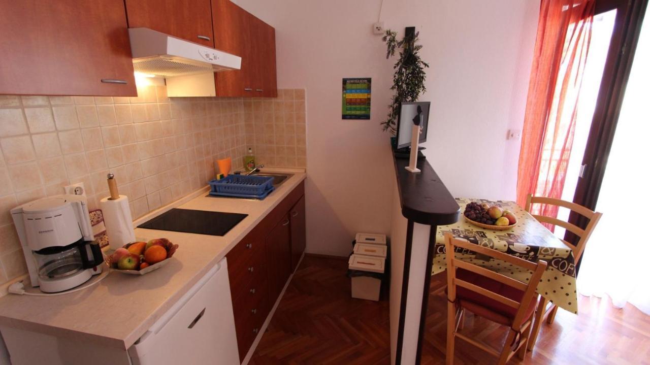 Apartments And Rooms Jelka Малинска Екстериор снимка