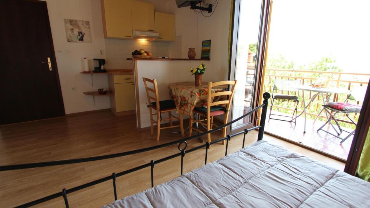 Apartments And Rooms Jelka Малинска Екстериор снимка