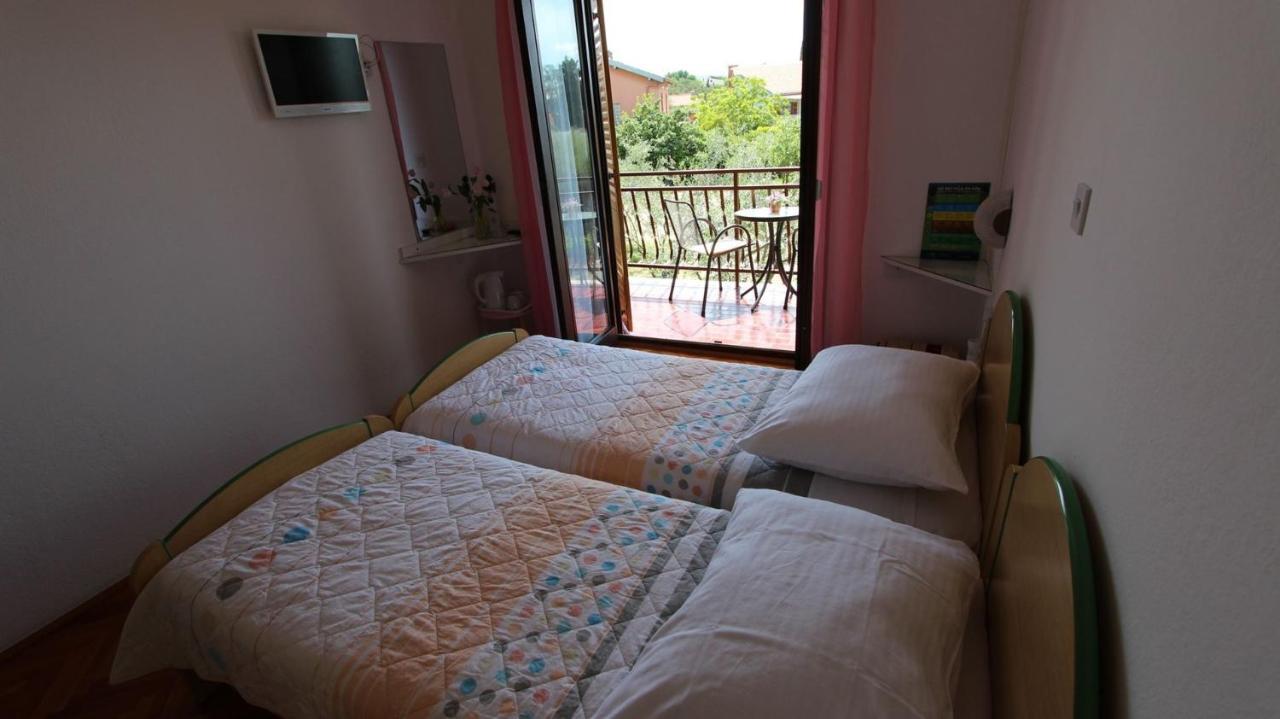 Apartments And Rooms Jelka Малинска Екстериор снимка