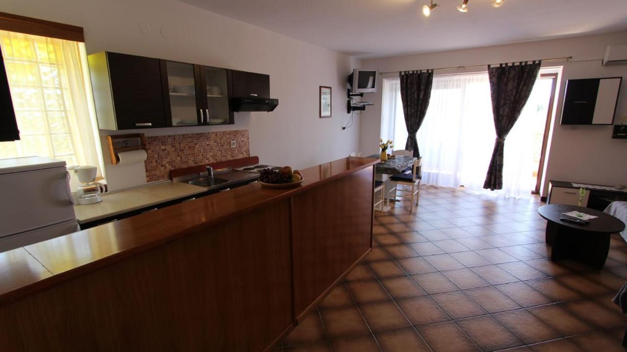 Apartments And Rooms Jelka Малинска Екстериор снимка