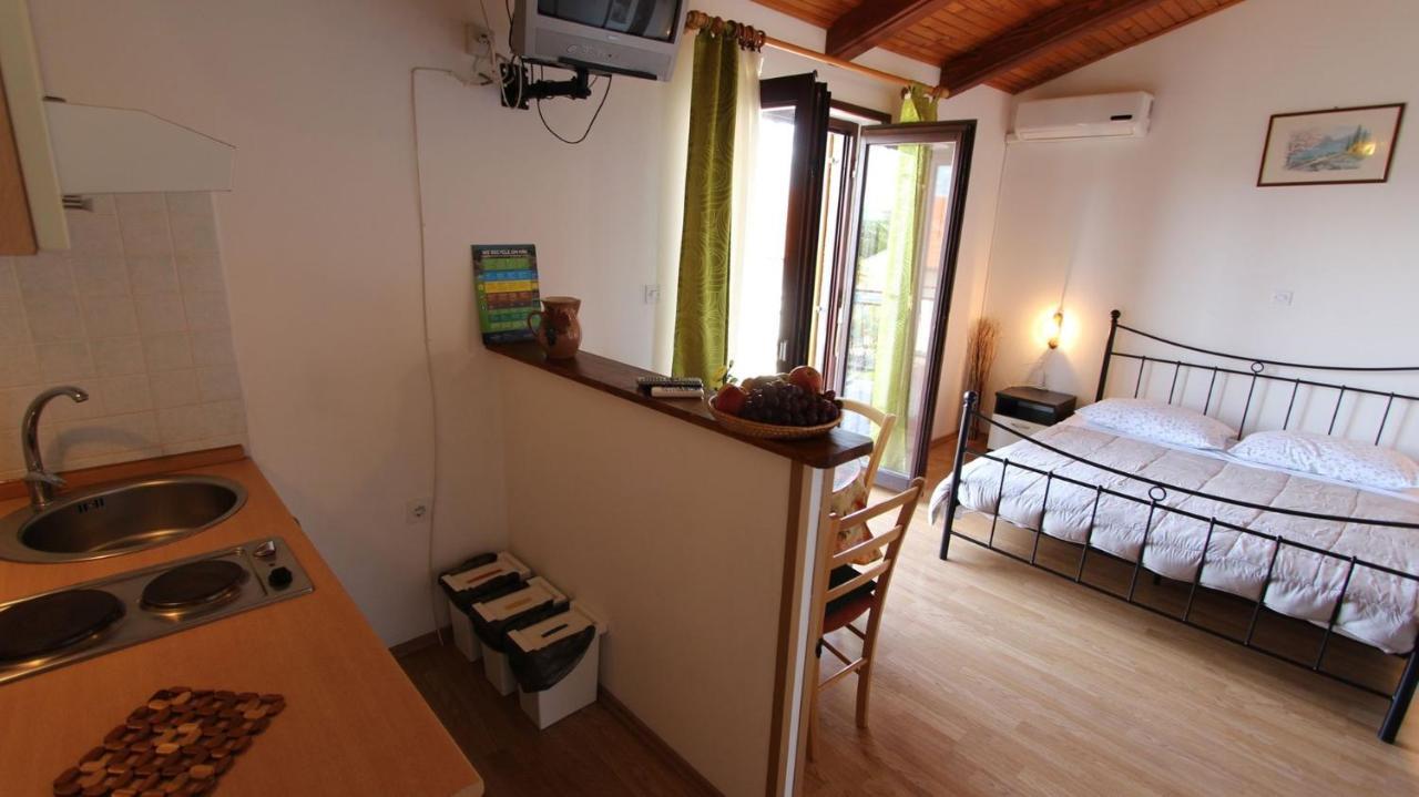 Apartments And Rooms Jelka Малинска Екстериор снимка