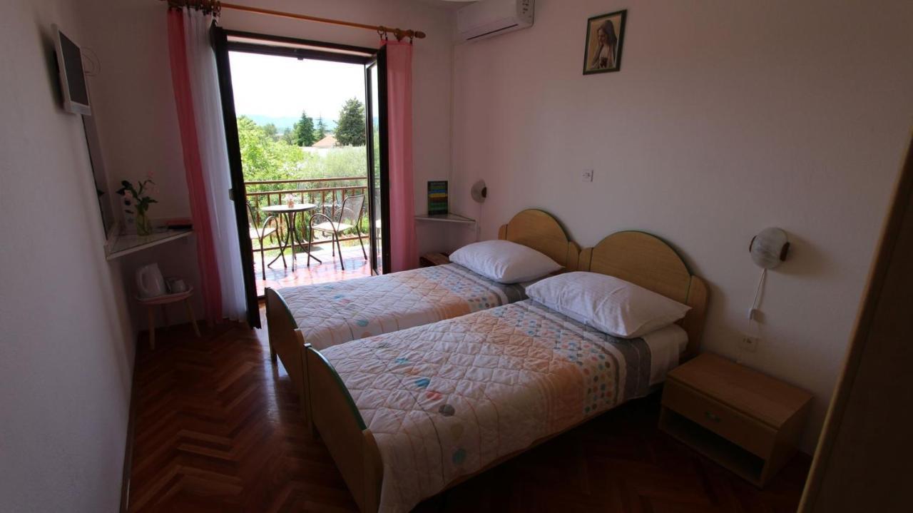 Apartments And Rooms Jelka Малинска Екстериор снимка