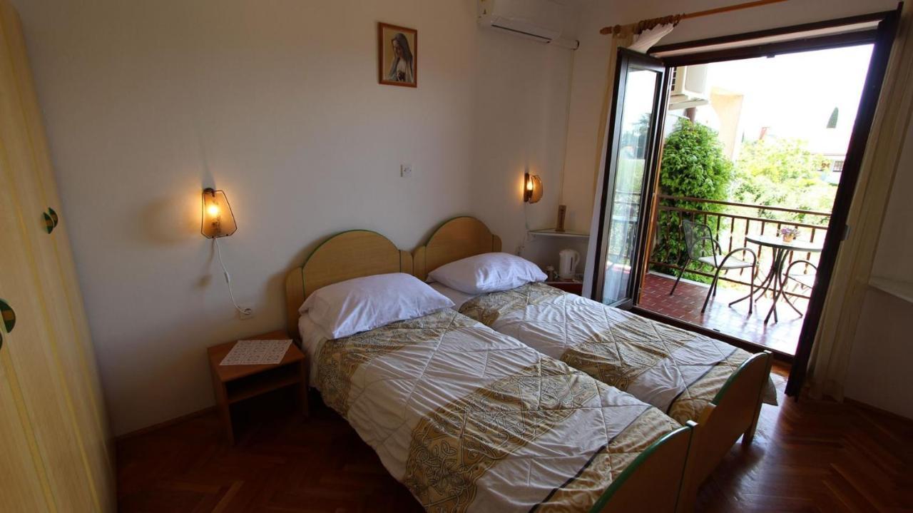 Apartments And Rooms Jelka Малинска Екстериор снимка