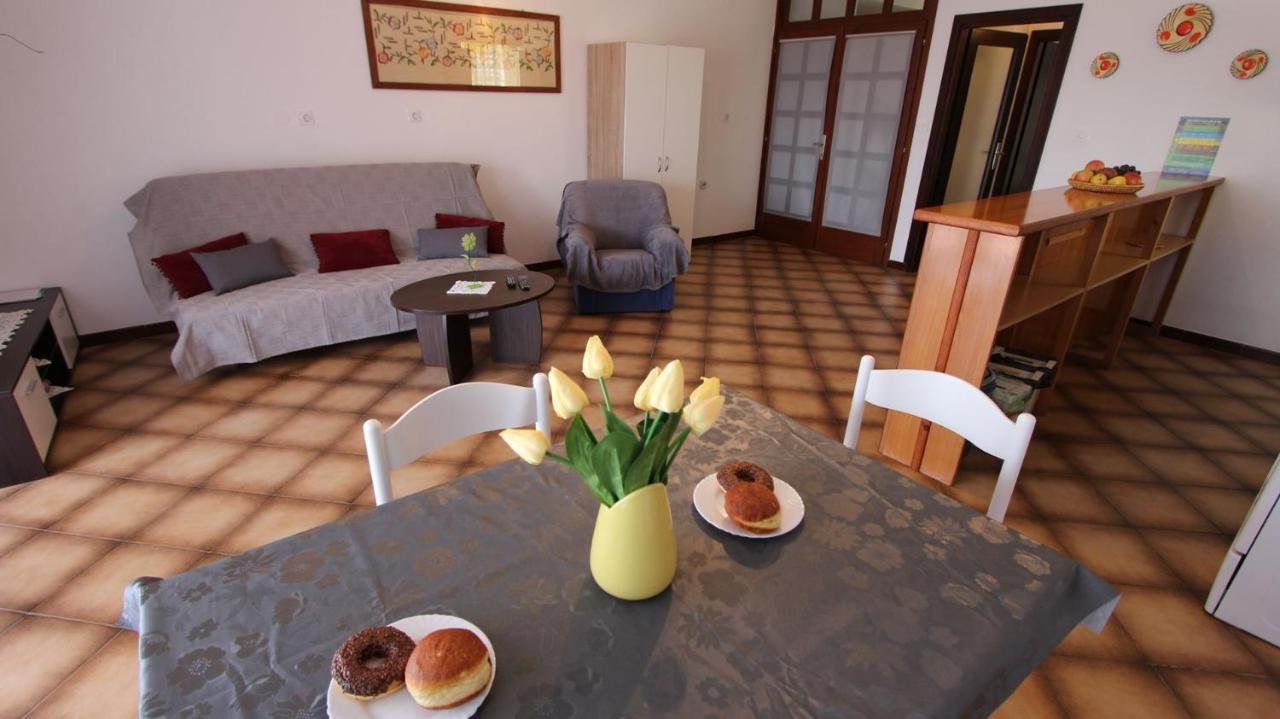 Apartments And Rooms Jelka Малинска Екстериор снимка